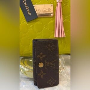 🤎AUTHENTIC LOUIS VUITTON KEY HOLDER & NWT BEBE SHOULDER/HAND BAG IN GREEN
Extras